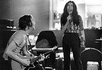 В 69 они создают свою собственную группу &ndash; Plastic Ono Band. Джон Леннон все сильнее отдаляется от The Beatles, погружаясь в сольные проекты