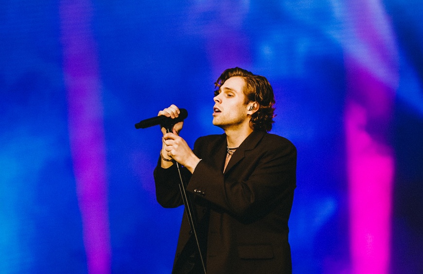 Luke Hemmings записал свой первый сольный альбом: открыт предзаказ When Facing the Things We Turn Away From