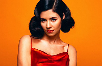 Красный и двойной: встречайте юбилейный релиз MARINA & THE DIAMONDS ─ FROOT